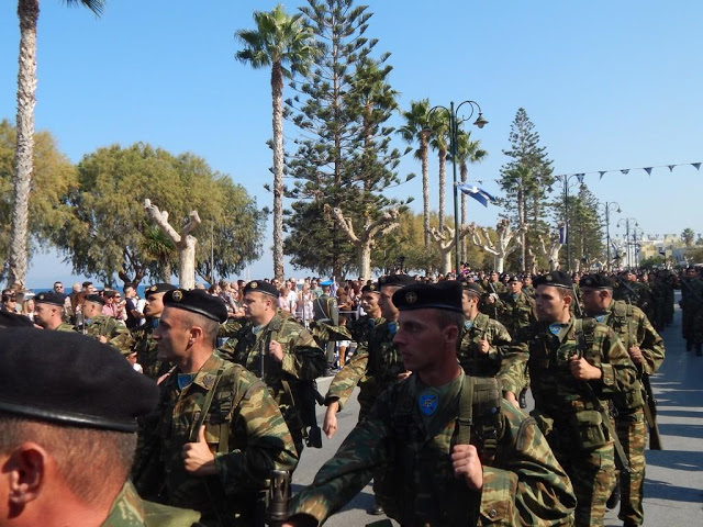 Φωτό από τη στρατιωτική παρέλαση στην ΚΩ - Φωτογραφία 14