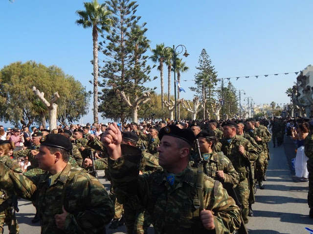 Φωτό από τη στρατιωτική παρέλαση στην ΚΩ - Φωτογραφία 2