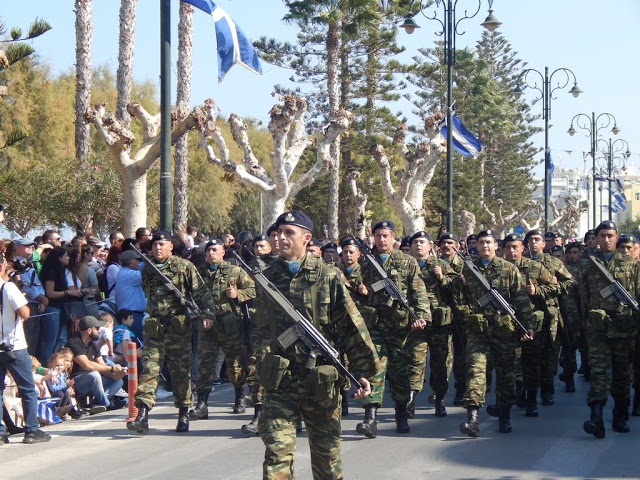 Φωτό από τη στρατιωτική παρέλαση στην ΚΩ - Φωτογραφία 27