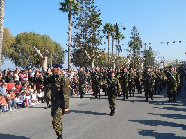 Φωτό από τη στρατιωτική παρέλαση στην ΚΩ - Φωτογραφία 30