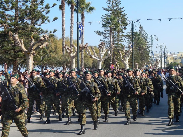 Φωτό από τη στρατιωτική παρέλαση στην ΚΩ - Φωτογραφία 32