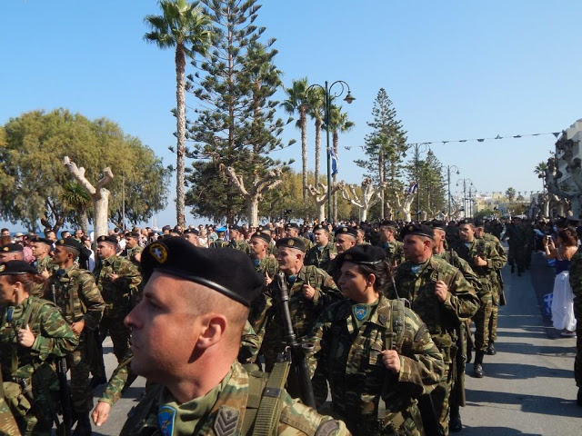 Φωτό από τη στρατιωτική παρέλαση στην ΚΩ - Φωτογραφία 4