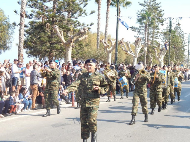 Φωτό από τη στρατιωτική παρέλαση στην ΚΩ - Φωτογραφία 6