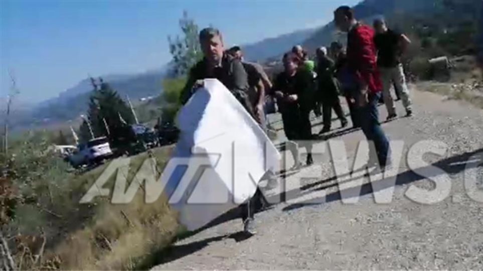 Ένταση στους Βουλιαράτες: Αστυνομικοί άρπαξαν πανό από τους γονείς του Κατσίφα - Φωτογραφία 1