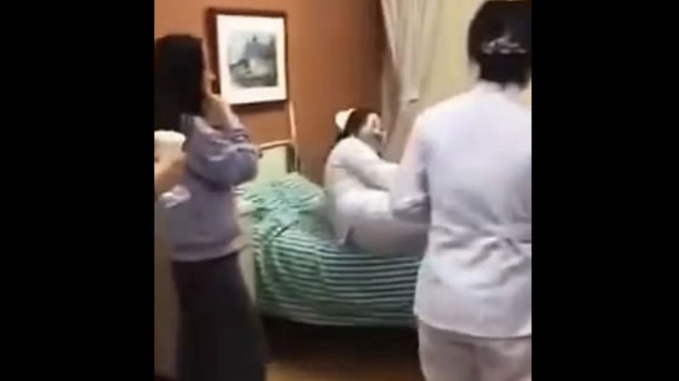 Σαλός στην Κίνα για τις νοσοκόμες που ξάπλωσαν στο κρεβάτι που είχε νοσηλευτεί τραγουδιστής - Φωτογραφία 1