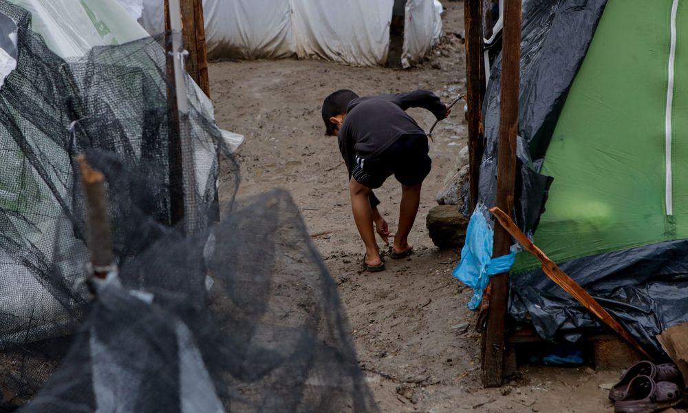 Κως: Εκατοντάδες πρόσφυγες στοιβάζονται σε ανύπαρκτες υποδομές, σύμφωνα με ΜΚΟ - Φωτογραφία 1