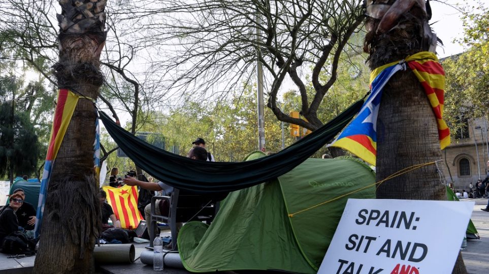 Βαρκελώνη: Εκατοντάδες νέοι έστησαν σκηνές με αίτημα την ανεξαρτησία - Φωτογραφία 1