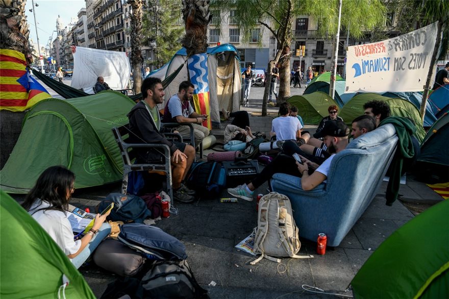 Βαρκελώνη: Εκατοντάδες νέοι έστησαν σκηνές με αίτημα την ανεξαρτησία - Φωτογραφία 5