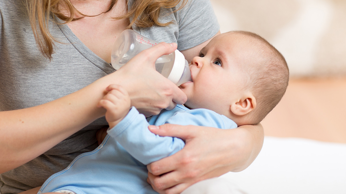 Ταΐζετε το μωρό με μπιμπερό; Οκτώ κινήσεις SOS - Φωτογραφία 1