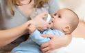 Ταΐζετε το μωρό με μπιμπερό; Οκτώ κινήσεις SOS