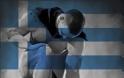 Η φωτογραφία του γονατισμένου Έλληνα κάνει το γύρο του κόσμου και του Διαδικτύου
