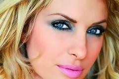 Πάρτε ιδέες από την γκαρνταρόμπα της Ελένης Μενεγάκη