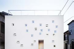 Το παράξενο σπίτι με τα 100 παραθυράκια!