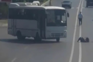 Σοκαριστικό βίντεο όπου λεωφορείο χτυπάει έγκυο γυναίκα - Φωτογραφία 1
