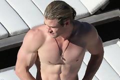 O Τhor κάνει μπάνιο και αναστατώνει τον γυναικείο πληθυσμό...