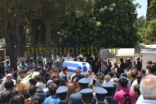Έγινε η κηδεία του αδικοχαμένου αστυνομικού με έντονη την παρουσία της Χρυσής Αυγής - Φωτογραφία 1