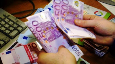 Οι Έλληνες επιστρέφουν τα λεφτά τους στις τράπεζες - Φωτογραφία 1