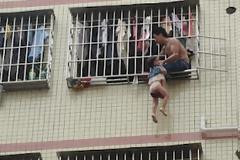 Κρέμασε την κόρη του από τον 6ο όροφο, επειδή τσακώθηκε με την σύζυγό του!