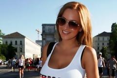 Οι γυναίκες που ομορφαίνουν τα γήπεδα της Πολωνίας και της Ουκρανίας