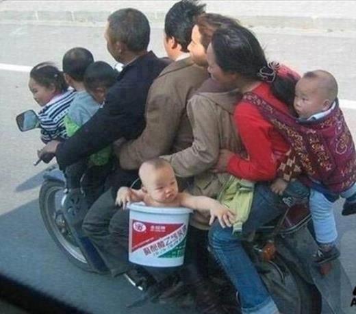 Απίστευτη φωτογραφία με 9 άτομα που χώρεσαν πάνω σε μια μοτοσυκλέτα! Δείτε πώς.... (PIC) - Φωτογραφία 2