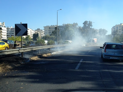 Τώρα: Φωτιά σε κεντρική νησίδα της παραλιακής - Φωτογραφία 2