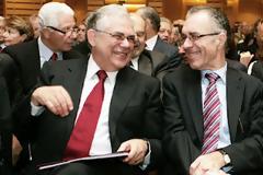 Ένας  τραπεζίτης εκλεκτός του ΓΑΠ, νέος υπουργός Οικονομικών!