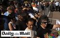Daily Mail: Χιλιάδες πεινασμένοι Ελληνες στην ουρά για ένα πιάτο φαγητό