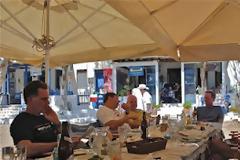 Ο Νίκος Παπανδρέου στην Σέριφο με τον Μπράντυ Κίσλινγκ.Δεν κρατάει ούτε τα προσχήματα.