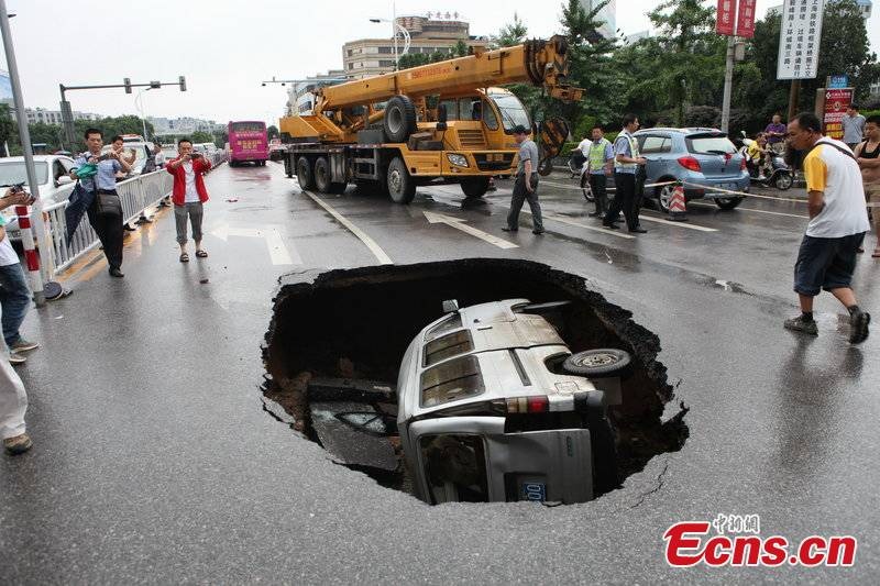 ΔΕΙΤΕ: Τεράστια τρύπα καταπίνει ένα βανάκι στη Κίνα! - Φωτογραφία 3