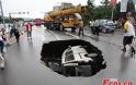 ΔΕΙΤΕ: Τεράστια τρύπα καταπίνει ένα βανάκι στη Κίνα! - Φωτογραφία 3
