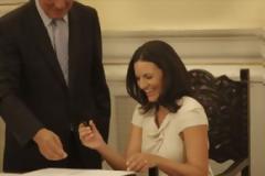 ΦΩΤΟ: Με γόβα – στιλέτο η Κεφαλογιάννη στο Μαξίμου