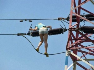 Μπέρδεψε τα ηλεκτροφόρα καλώδια με... γέφυρα! - Φωτογραφία 2