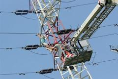 Μπέρδεψε τα ηλεκτροφόρα καλώδια με... γέφυρα!