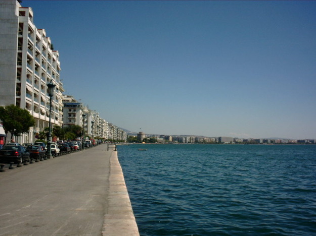 Αναστάτωση στη Θεσσαλονίκη μετά τον εντοπισμό τορπίλης στην παραλία - Φωτογραφία 1