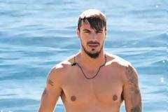 7 σέξυ Έλληνες celebrities μόνο με το μαγιό τους