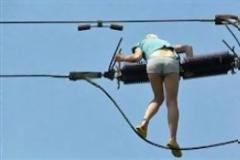 Μαστουρωμένη νεαρά μπέρδεψε γέφυρα με πυλώνα ηλεκτρικού ρεύματος! (pics)