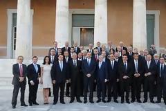 Δεν λένε πως πάντα σε μια φωτογραφία πάει κάτι στραβά;