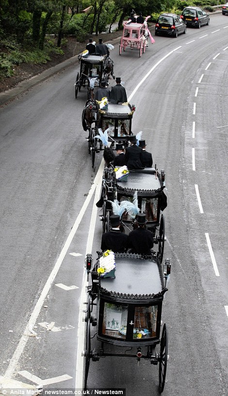 Σπαρακτική η σκηνή της κηδείας των έξι αγγελουδιών που κάηκαν στο σπίτι τους - Φωτογραφία 9