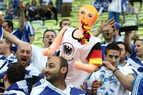 Επεισόδιο για την πλαστική κούκλα-Μέρκελ στις κερκίδες! [PHOTOS] - Φωτογραφία 2