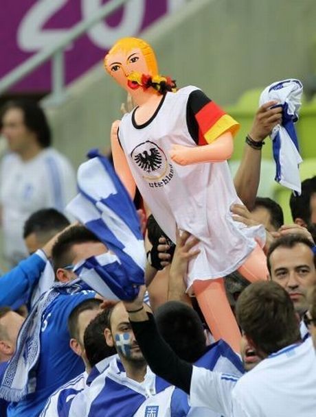 Επεισόδιο για την πλαστική κούκλα-Μέρκελ στις κερκίδες! [PHOTOS] - Φωτογραφία 3