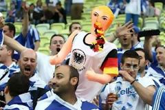 Eνόχλησε η φουσκωτή Μέρκελ στις κερκίδες των Ελλήνων φιλάθλων [photos]