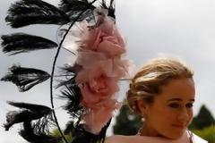 ΔΕΙΤΕ: Τους πήρε και τους... σήκωσε ο αέρας στις ιπποδρομίες του Άσκοτ!