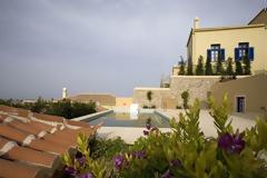 Όσο όσο πουλάνε τις υπερπολυτελείς βίλες τους καλλιτέχνες λόγω κρίσης...