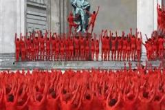 Ξεγυμνώθηκαν 1.700 εθελοντές στο Μόναχο!