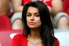 Η γυναικάρα με τα κόκκινα