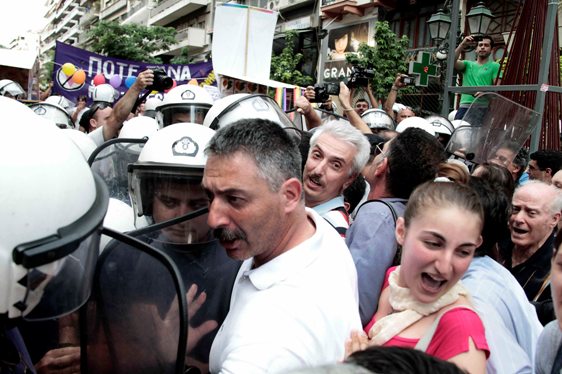 VIDEO: Επεισόδια στο gay pride - Φωτογραφία 2