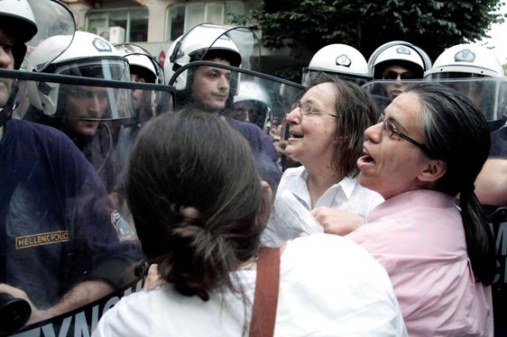 VIDEO: Επεισόδια στο gay pride - Φωτογραφία 3