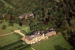 Έκανε δώρο ένα κάστρο στον εγγονό της