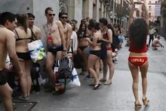 Για να πάρετε ρούχα, θα έρθετε με τα εσώρουχα!