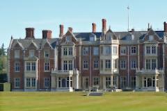 Η βασίλισσα Ελισάβετ έκανε δώρο στον πρίγκιπα Γουίλιαμ ένα....κάστρο! Για να ζήσει άνετα βρε το παιδί